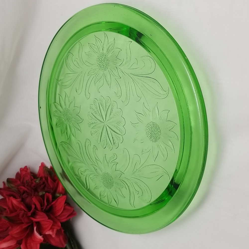 Depression Jeannette Sunflower Uranium Cake Plate